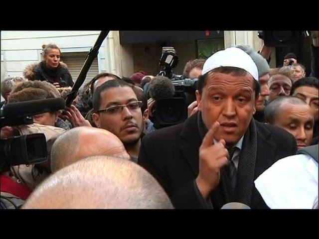 Recueillement et révolte de l'imam de Drancy devant le siège de Charlie Hebdo