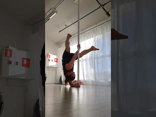 Floor Ayesha - Pole intermediate  #fitness #acrobatics #workout #polesport