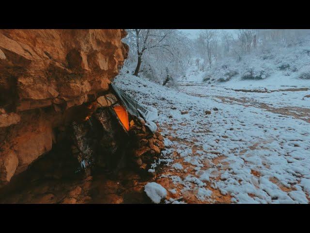 BUILD a Stone SHELTER in SNOWY weather with a fireplace to Warm. Survival and camp in snow...