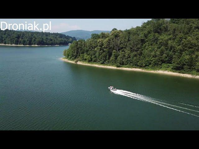 Pościg za Policyjna motorówka na jeziorze Solina/Police  motorboat chaising  on the lake by dron.