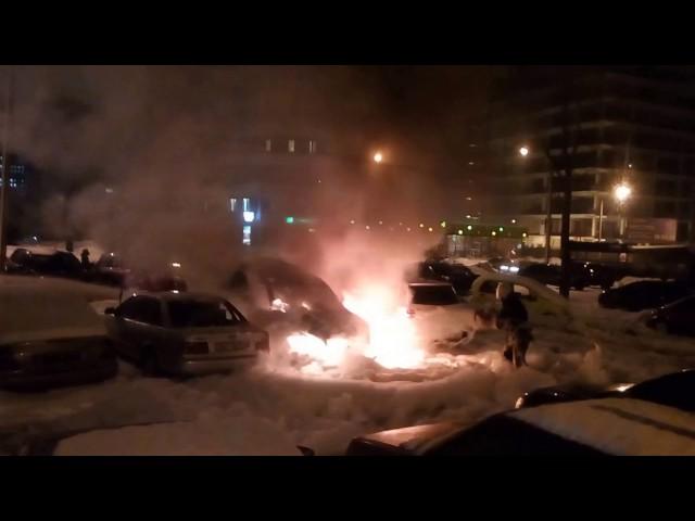 В Харькове горит автомобиль на парковке