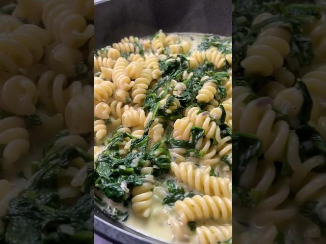 Pasta mit Spinat - schnelles Nudel Rezept mit Spinat und Sahne - einfach und lecker #shorts