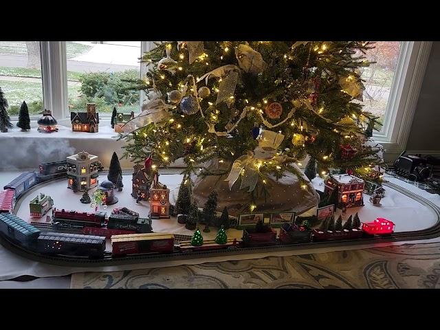 Lionel #28259 CN SD40 pulling Christmas Cars