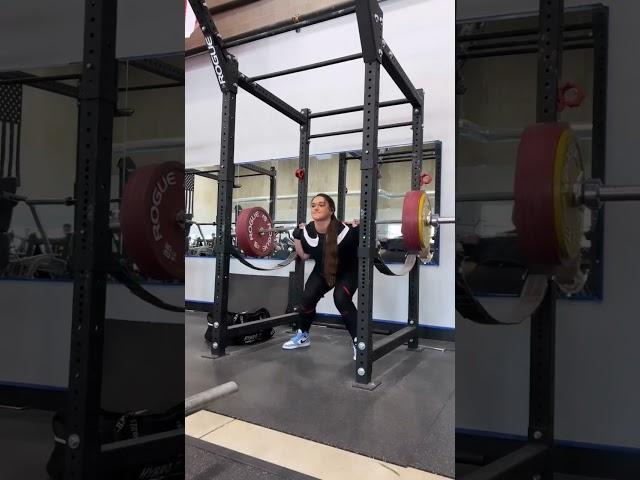 Amanda Lawrence присидает 255кг в наколенниках Amanda Lawrence squats 255Kg in knee sleeves