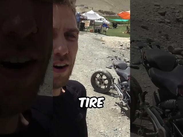 Wtf, the freakin’ Tire is TORN! #india  @MarcTravels #ladakh #electricmotorcycle #vredestein