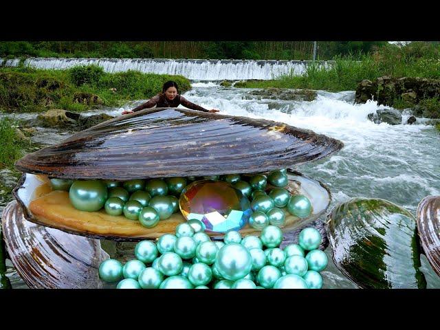 Opening the giant clam, I obtained the highest quality and charming pearls, which were intoxicating