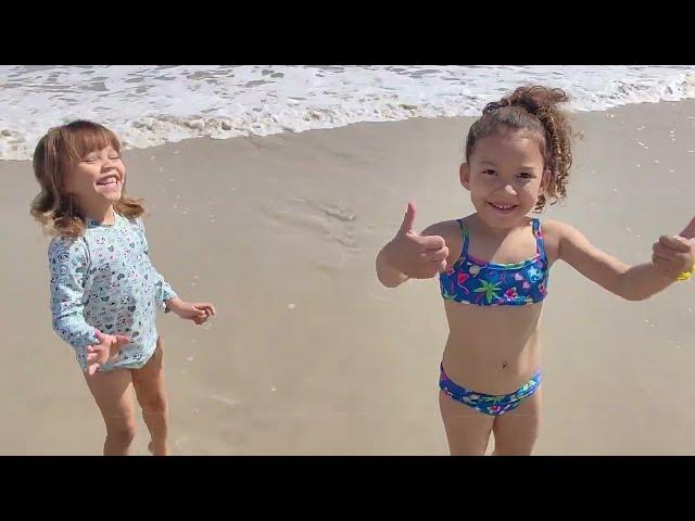 BRINCANDO NA PRAIA - ALICE E MILLENA