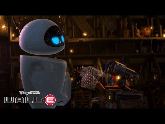 WALL•E  le enseña a Eve su casa | WALL•E  | Disney Junior Oficial