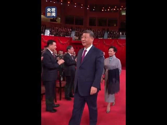 19日晚，习近平观看庆祝澳门回归祖国25周年文艺晚会。
