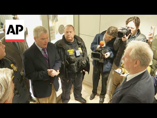 WATCH: Democratic members of Congress blocked from entering USAID