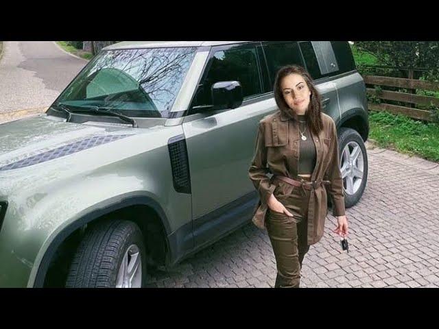 Burak Özçivit and Fahriye Evcen la mia nuova auto