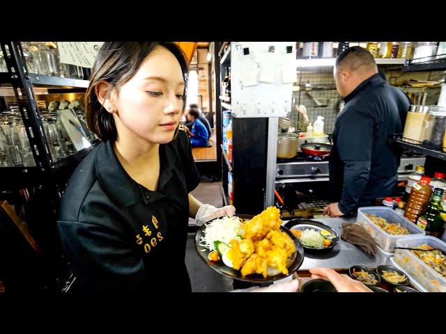 Pretty Girl Works Hard! Men Flock to Diner for Endless Food Refills!