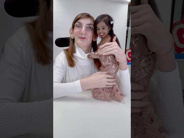 Tallest and shortest woman meet for the first time 