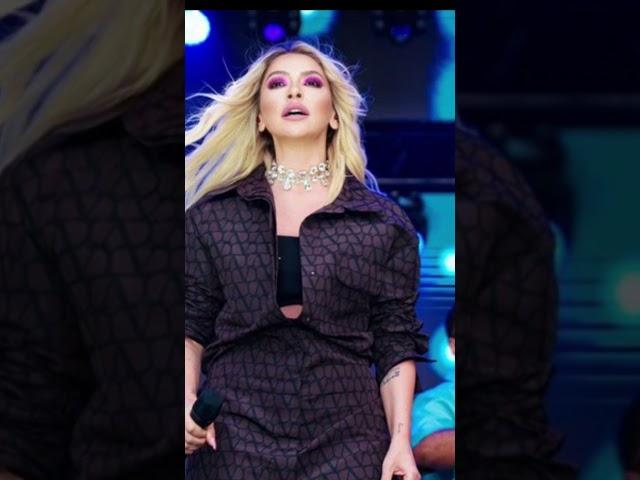 Hadise yine ortalığı yaktı geçti! Göğüs dekolteli elbisesiyle sosyal medyayı yıktı