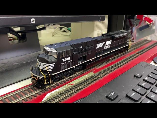 ESU Loksound 5 DCC Sound Demo: Athearn Genesis 2.0 EMD SD80MAC 20-710G3B Project (File S0811/12447)