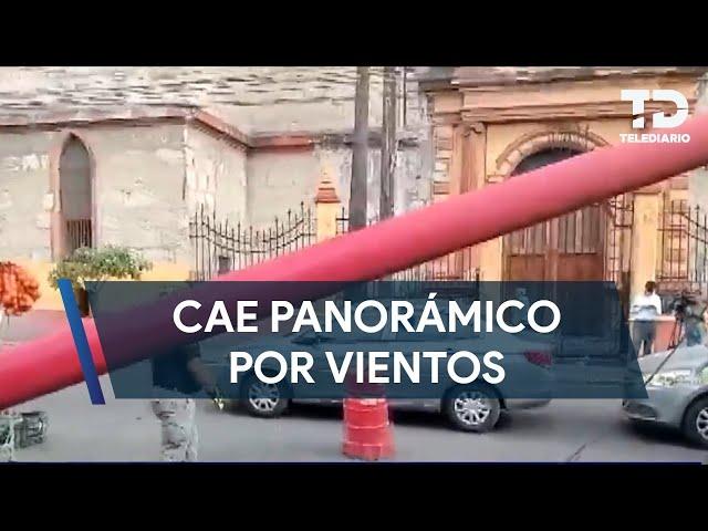 Cae panorámico de tienda de conveniencia en centro de Monterrey