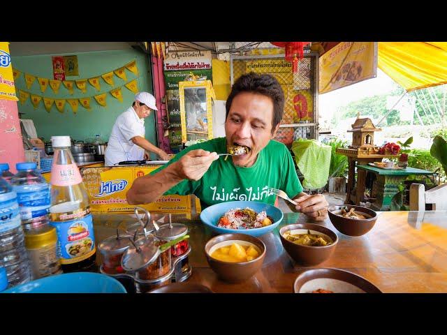 Street Food THAI VEGAN FOOD - Massaman Curry in Chiang Mai, Thailand!