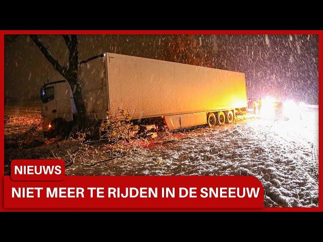 Chaos door sneeuwval, vrachtwagen tegen boom