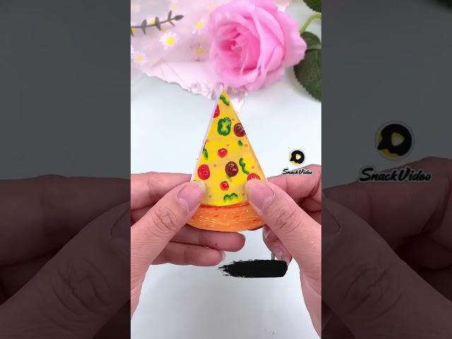 Faça uma pizza escovada com papelão e máscara, o que é divertido e divertido.