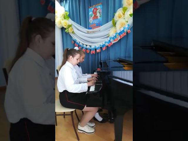 Фортепианный ансамбль Брызгалова Дарья  и Лукьяненко Виолетта 11 лет Н. Торопова "Мелодия осени"