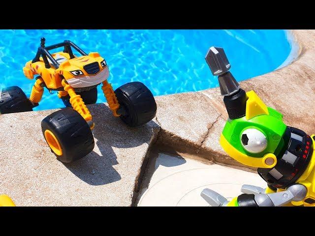 МАШИНКИ IM POOL Blitz und Autos im Wasser MIT WASSERRÄDERN Kluge Kinder TV Autos Pool TaTashow