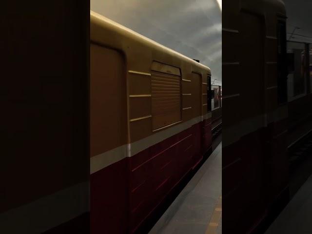 ЭКА-09 Проезжает станцию «Московские ворота »