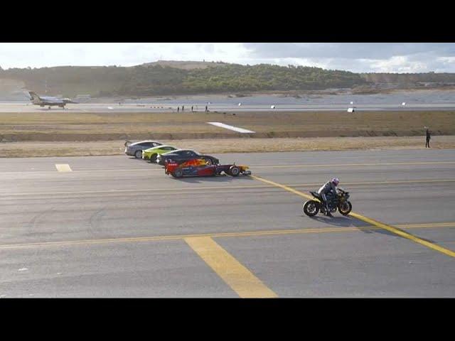 Supermoto triunfa en una carrera contra un avión y un jet de combate