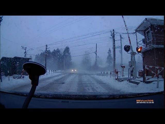 Поезд летит под открытый переезд