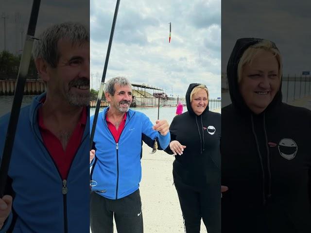 А жизнь летит , аж шапку сносит…..
