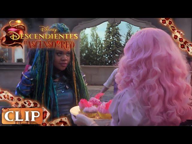 Descendientes: El Ascenso De Red | Uliana Roba Los Cupcakes ( Clip#7 / Latino ) | Disney Channel