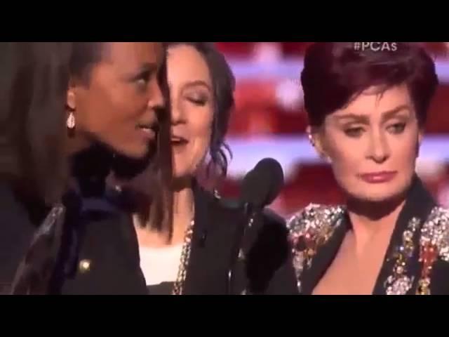 An unwanted guest grabs the mic at People's Choice Awards 2016 full HD