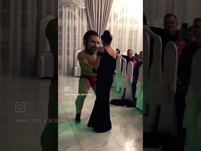 Шуточный стриптиз от Арсения Булочкина #белыймишка #мишкатедди #поздравление #ростов