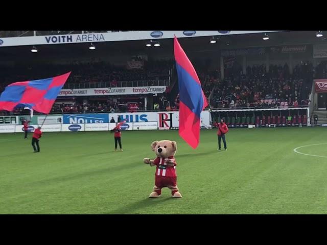 Maskottchen Paule tanzt zur Hymne des 1. FC Heidenheim