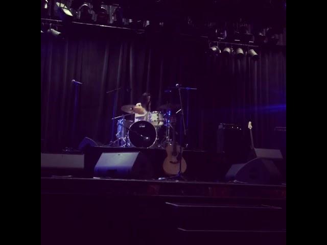 Ali Foster soundchecking