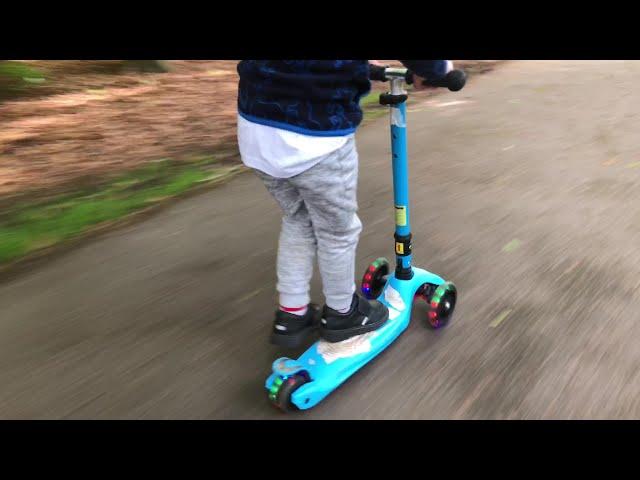 Kids 3 wheel Scooter with light up Wheels