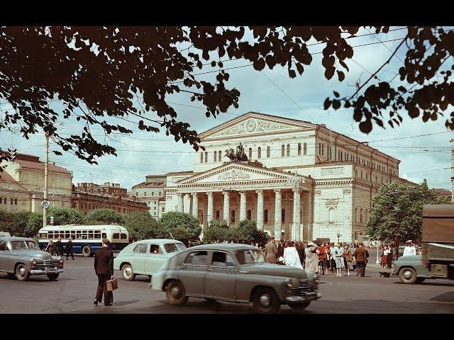 Москва в цвете. Середина 1950-х годов. Поражает обилие  на улицах города жизнерадостных людей.