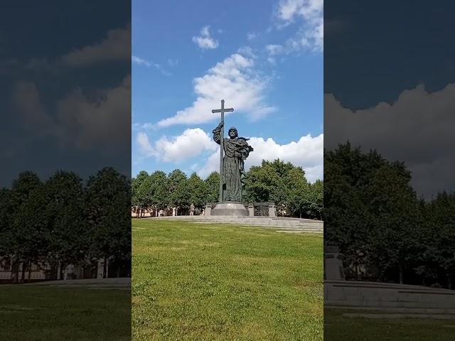 Огромный памятник Князю Владимиру, Москва, Боровицкая площадь