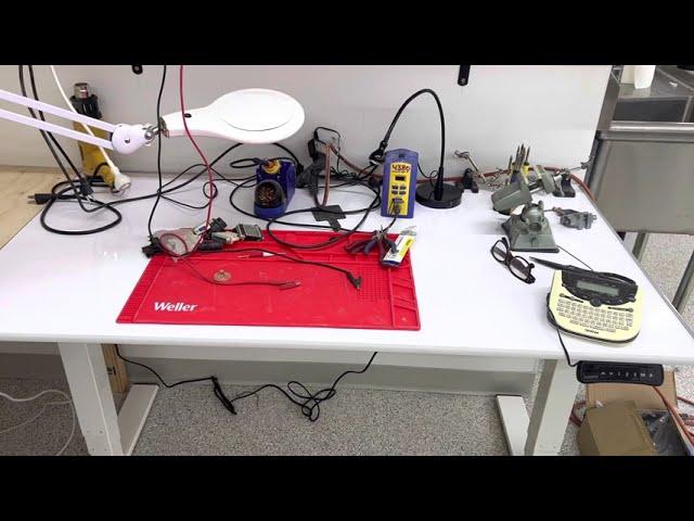 Electronics Workbench with Mechanics by FlexiSpot