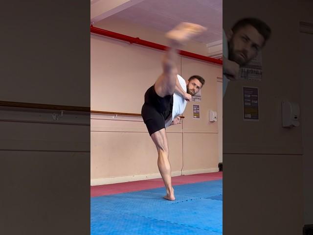 Stretching: Dynamic vs Static    #martialarts #karate #flexibility #mobility #stretching #kicks