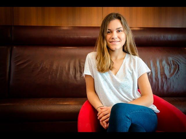 AUF DEM ROTEN STUHL | Anna Laura Kummer "Ich habe Angst davor mich von YouTube abzukapseln"