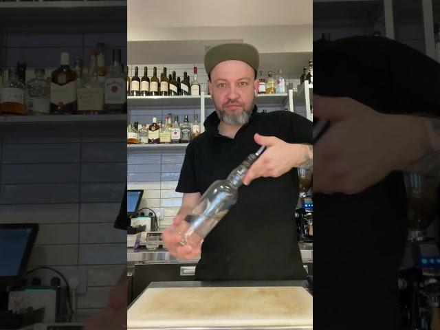 A throw from behind / Бросок из за спины #bartender #flair #skills #bartenderskill #barschool #bar