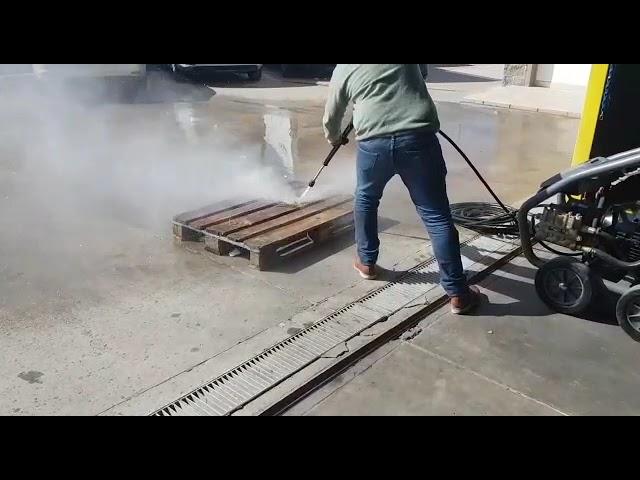 cortando un pallet de madera con hidrolavadora de 500 bar.