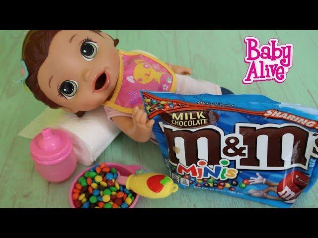 Feeding Baby Alive Super Snacks Snackin Lilly Mini M&M's candies