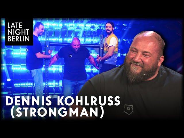 Der stärkste Mann Deutschlands macht spontanes Workout mit Klaas | Late Night Berlin