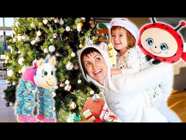 ¿Quién está escondido debajo del árbol de Navidad? Vídeos de juguetes bebés para niñas.