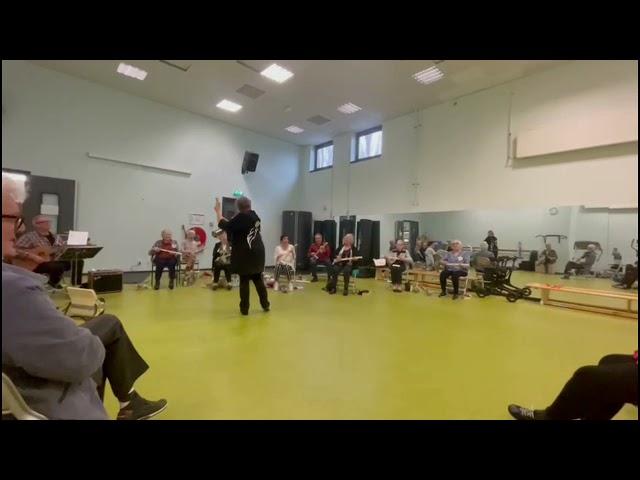 As 't effe kan door Grijze Koppen Orkest Moerwijk. Optreden 27-11-2021