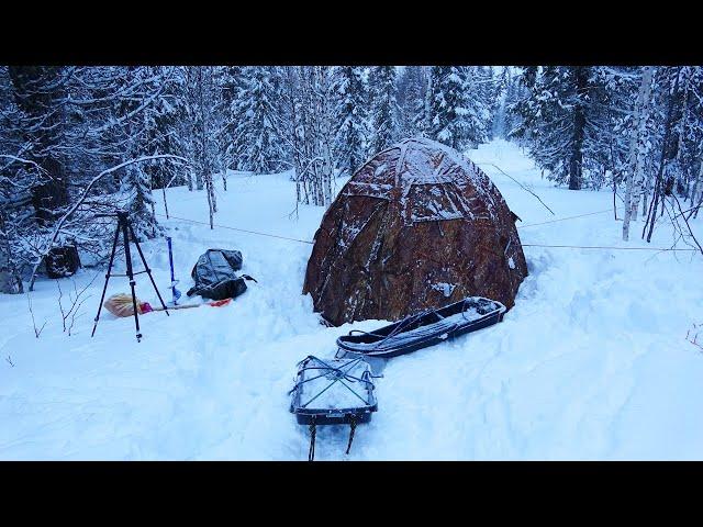 Один в глухой зимней тайге. Рыбалка на лесной реке. Ночёвка в палатке. Таёжный быт. Хариус на удочку