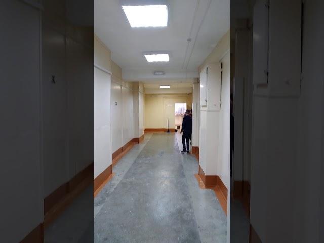 Школьники издеваются над уборщицей