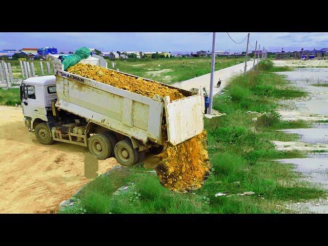 Good Job Starting Project!! DumpTtruck 22-Ton Bulldozer KOMATSU Push Soil Into Landfill Delete Water