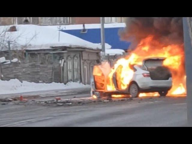 "Лада Веста" сгорела в ДТП с "Ниссаном" в Тюмени